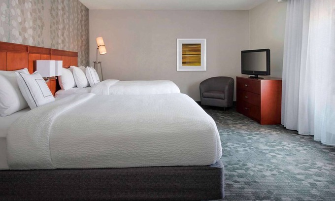 Middletown Hotel | Your Newport Escape Awaits! Pet-friendly Suite w/ Balcony! Close to Downtown!