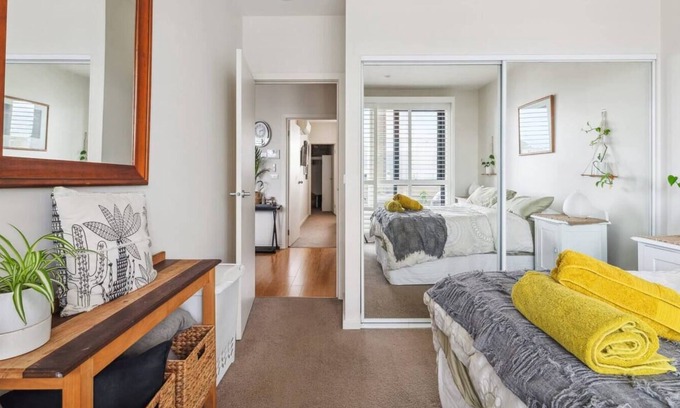 Northcote Apartamento | Your Northcote gem: 2BR, 2BA, modern. Ideal for couples, families & friends.