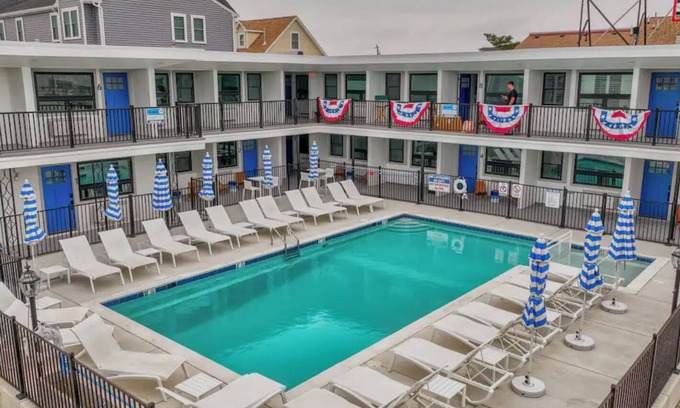 North Wildwood Apartamento | Your Oasis awaits! Steps to the Beach and pool. Close to everything in NWW