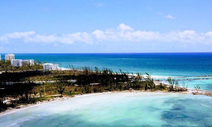 Williams Town Condominio | Un pequeño pedazo de paraíso. Condominio 2 BR / 3 BA. A pasos de tu propia playa privada !!