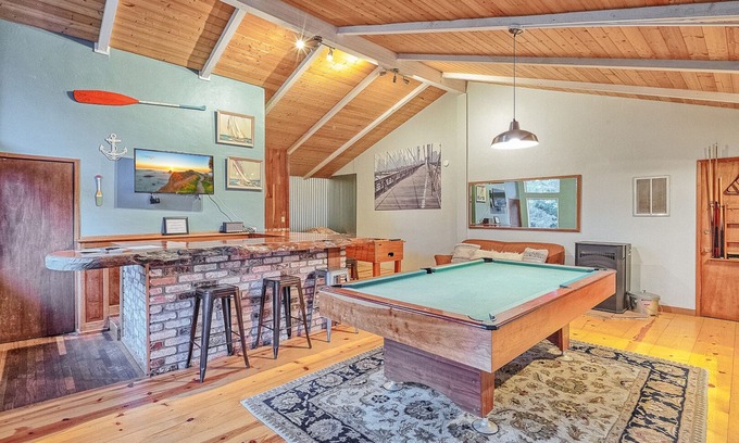 Trinidad Casa | 🌲🩴 Your own lodge in town yet private & spacious with game room & hot tub - Trail to Beach