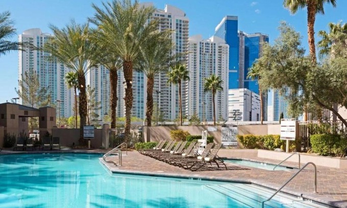 Las Vegas Complejo | Your Peaceful Vegas Oasis, Paradise- Hilton Studio Steps from Strip- Huge Pool