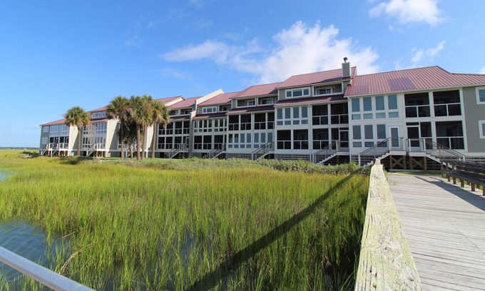 Folly Beach Condominio | Your riverfront beach escape~ Surf and Turf
