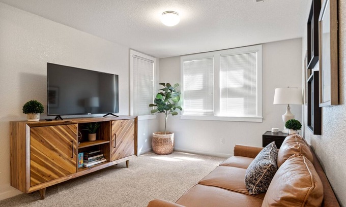 Sacramento Apartamento | Your Sacramento Escape:2BR Gem w/ Laundry &Netflix