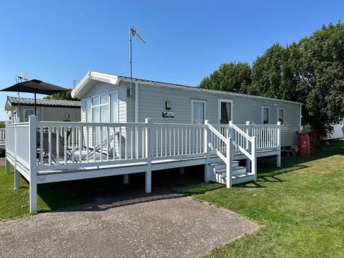 Clacton-on-Sea Casa | Your Seaside Escape at St Osyth Modern caravan with decking and wifi and parking Nr to Clacton on Sea