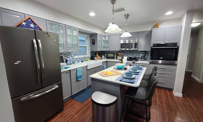 Pinellas Park Casa | Your St Pete and Clear Water Close Builtin Pool King Bed Full Kitchen Island