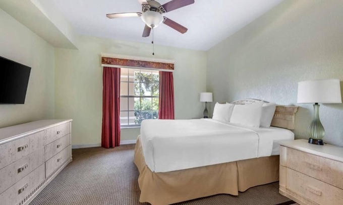 West Kissimmee Hotel | Your Stylish Disney Retreat! Swimming Pool, Free Shuttle, Full Kitchen!