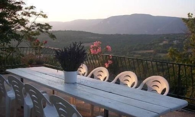 Caseneuve Casa | En Caseneuve en el Luberon '' La Maison d'Angéline '' le da la bienvenida ...