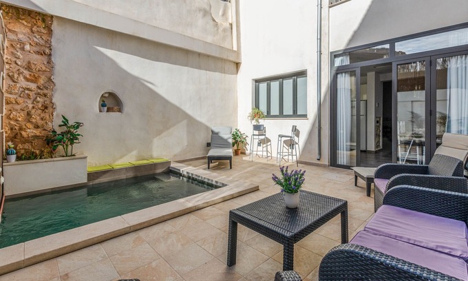 Muro Casa | YourHouse Can Jordi, casa de pueblo moderna, con piscina privada