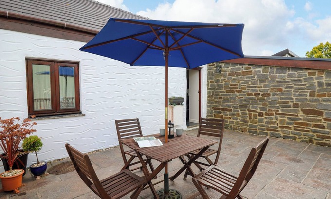 Carmarthen Cabaña | YR HEN YSGUBOR, pet friendly, with a garden in St Clears