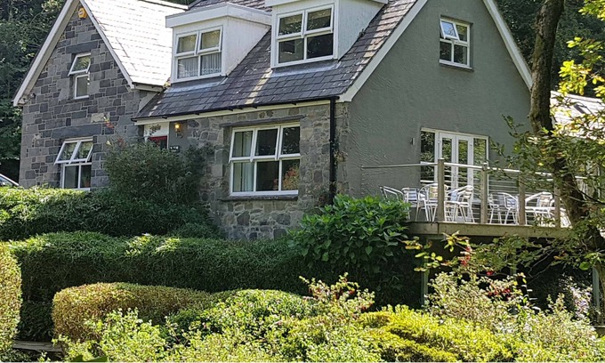 Bangor Casa | YR OCAR, pet friendly, character holiday cottage in Bethesda