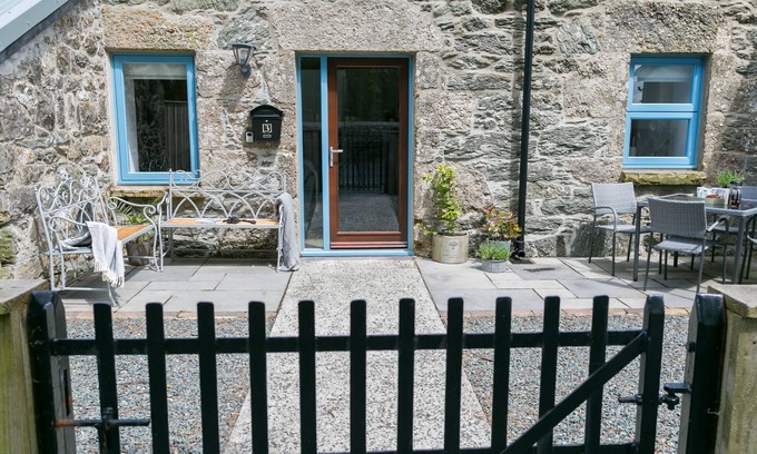 Llanddaniel Fab Cabaña | Ysgubor Wennol (Swallow Barn) - a cosy fire that sleeps 4 guests in 2 bedrooms