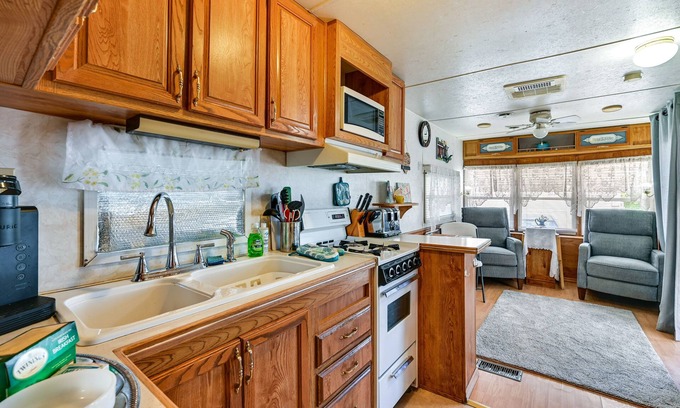 Yuma Cabaña | Yuma Getaway w/ Pool Access, 5 Mi to Lutes Casino!