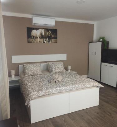 Hlohovec Apartamento | Za Humnama