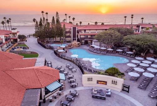 Oxnard Shores Complejo | Zachari Dunes on Mandalay Beach, Curio Collection by Hilton