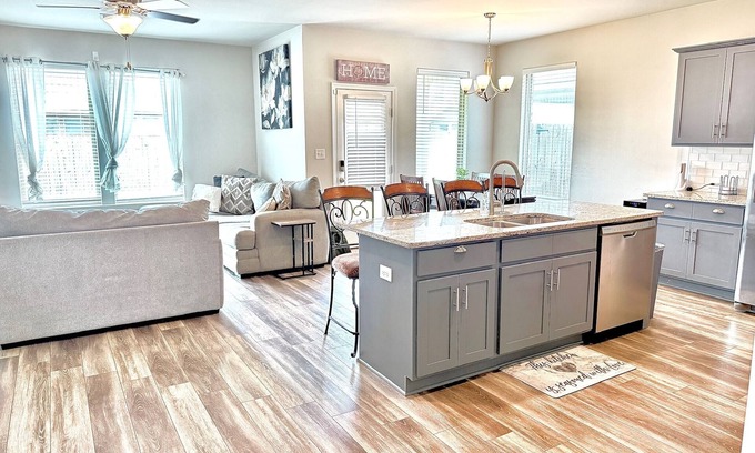 Zachary Casa | Zachary Retreat 4x2 Home, TV Wi-Fi Pool