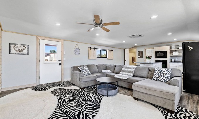 Williamson Otro | Cozy cottage stay on a Prescott ranch | zebras| farm animals| mountain views | easy access to trails