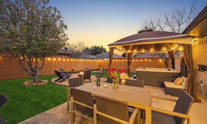 Lake Highlands Casa | Zen Back Yard with Hot Tub & Firepit: Spa at Home