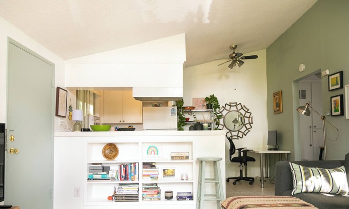 Thousand Oaks Apartamento | Zen Bungalow w/King Bed, Parking, Pool, Balcony