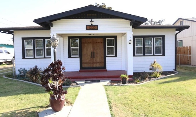 Hanford Casa | ZEN DEN Entire home to relax and enjoy the earthy feels..