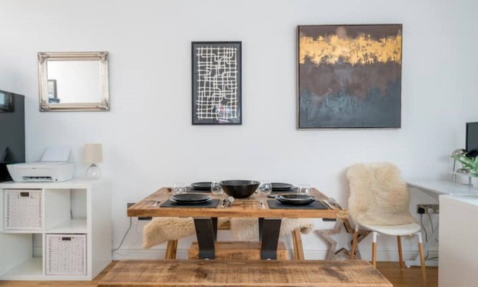Lewisham Casa | Zen London living space with many transport links