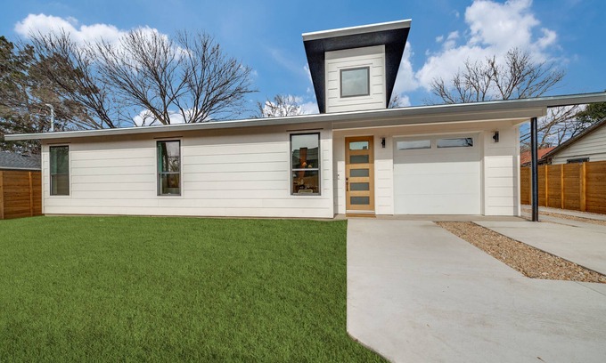 Georgian Acres Casa | Zen Retreat - 2 Houses in Central Austin