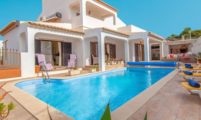 Albufeira Villa | Magnificent Villa with Heatable Pool, BBQ, AC & WiFi