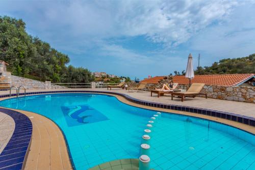 Makrys Tichos Apartamento | Zen Serenity Retreat with Great Outdoors, Pool & Parking
