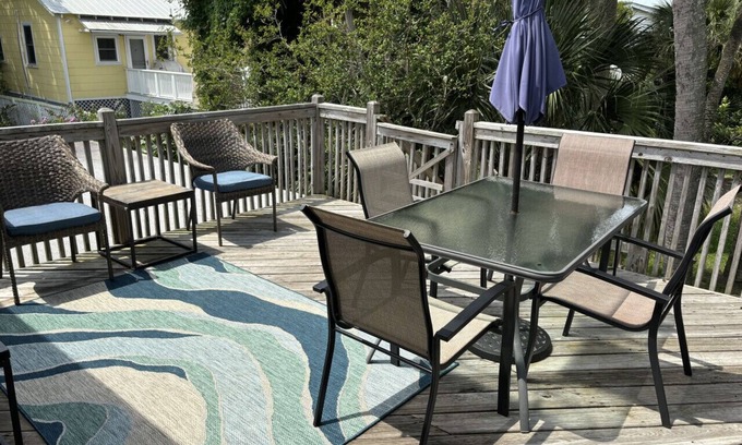 Folly Beach Apartamento | Locura patio de entrada con Sun Deck - Pet Friendly!
