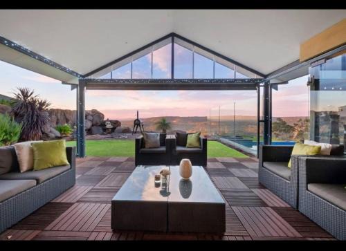 Perth Casa | Zig Zag Retreat - Panoramic views, secluded hills nature reserve, infinity pool
