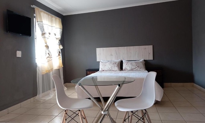 Wynberg Casa | Zihlalele 24hours Guest House