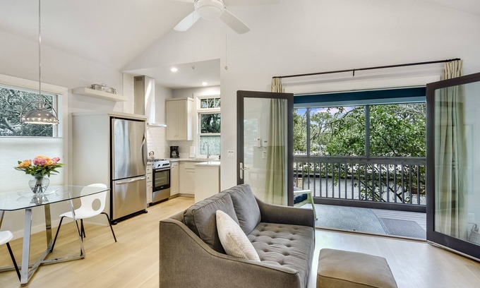 Barton Heights Casa | Austin Holiday Vibe! ¡Pasee a los restaurantes y al centro de la ciudad, cama King, vistas a los árboles!