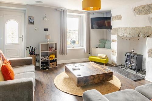 Manod Casa | Zipworld Waterfalls Eryri Dogs Welcome 3 Bed sleeps 5