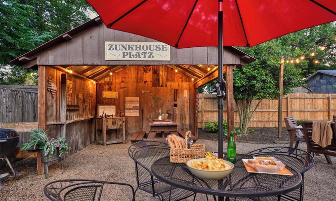 New Braunfels Casa | ZunkHouse Platz - Downtown - River Access - Backyard Oasis