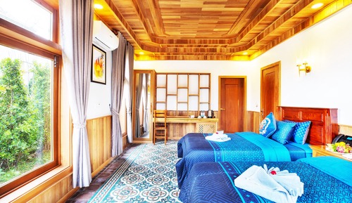 Suite de lujo, varias camas, piscina privada, vistas a la piscina
