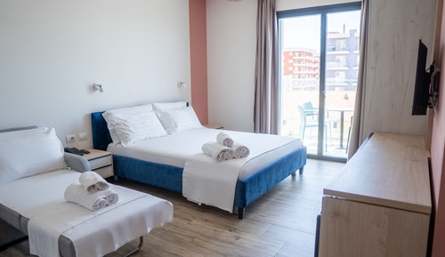 Habitación cuádruple, vistas parciales al mar