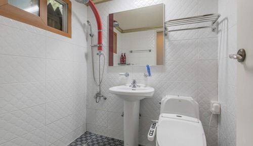 Room (No 106 Bize)