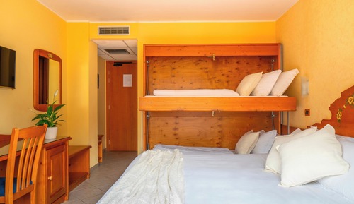 Economy Quadruple Room with Window