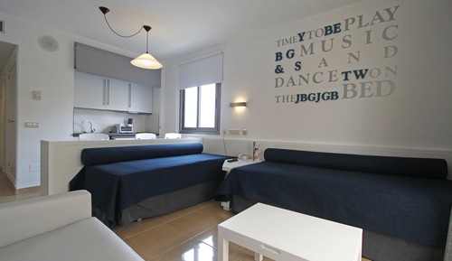 Estudio (2 adults and 1 child)