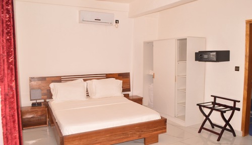 Suite ejecutiva, baño privado, vistas parciales al mar
