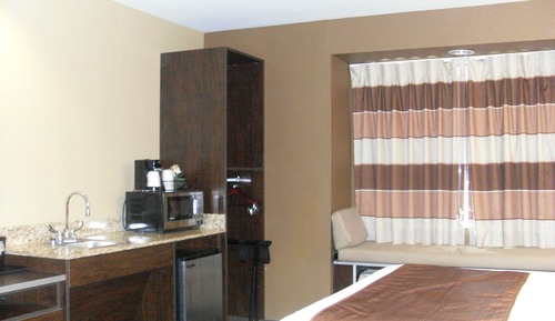 Suite estándar, 1 cama de matrimonio, no fumadores (Mobility, Tub w/ Grab Bars)