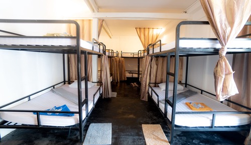 Dormitorio compartido básico, varias camas