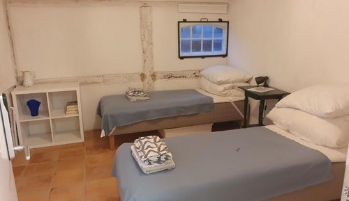 Habitación básica con 1 cama doble o 2 individuales