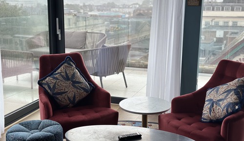 Suite, 1 cama de matrimonio grande, balcón, vistas a la ciudad (Super King)