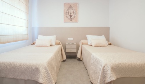 Habitación con 2 camas individuales pequeña