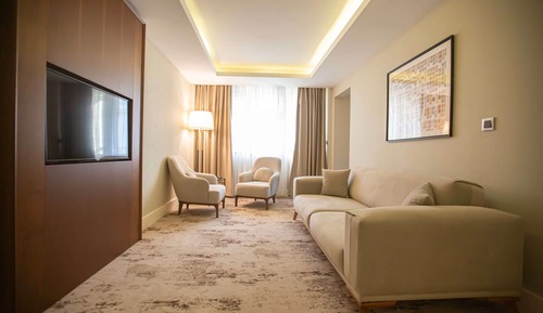 Suite, 1 cama de matrimonio grande, balcón (Corner)