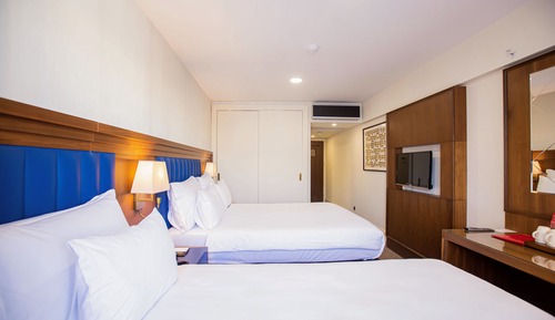 Habitación Premium, no fumadores, balcón (1 King Bed, 1 Single Bed, Pool View)