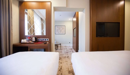Suite familiar, balcón, vistas a la piscina (1 Kingbed, 1 Single Bed)