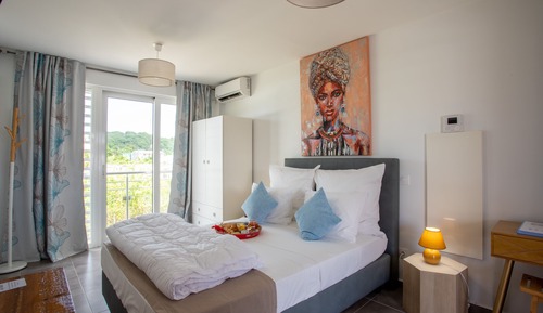Habitación superior, 1 cama de matrimonio grande, balcón, vistas a la piscina