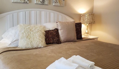 Casa, baño privado (House of Favor)